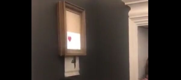 Картина Бэнкси самоуничтожилась после продажи на Sotheby’s - Sputnik Литва