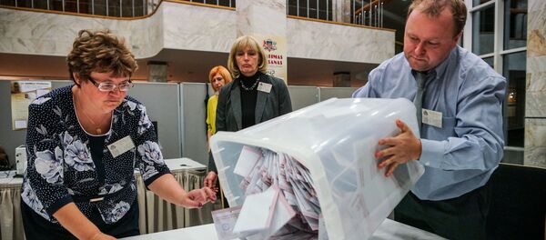 Подсчет голосов на избирательном участке в Доме конгрессов в Риге Подсчет голосов на избирательном участке в Доме конгрессов в Риге - Sputnik Литва