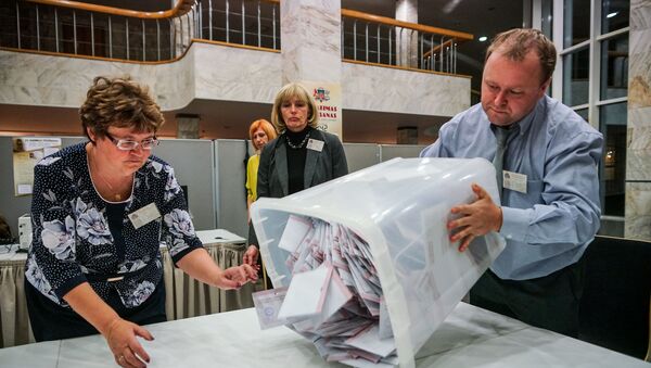 Подсчет голосов на избирательном участке в Доме конгрессов в Риге - Sputnik Lietuva