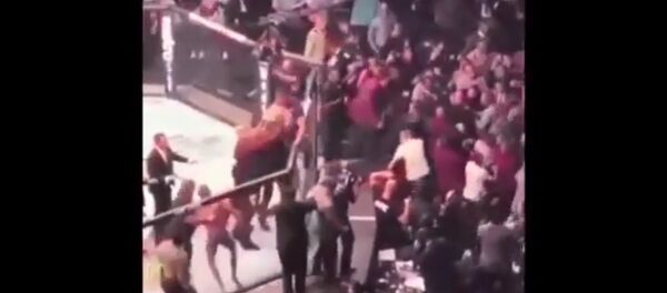 Драка с участием Нурмагомедова после боя Драка с участием Нурмагомедова после боя - Sputnik Lietuva