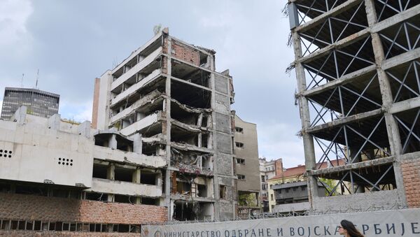 Бывшее здание Министерства обороны, разрушенное после бомбардировки НАТО 1999 года в Белграде. Архивное фото - Sputnik Lietuva