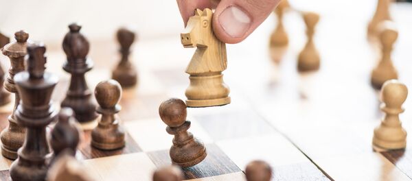 Шахматная доска с фигурами и рукой, архивное фото - Sputnik Литва