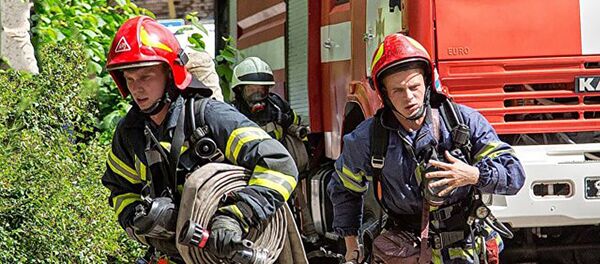 Сотрудники Госслужбы Украины по чрезвычайным ситуациям, архивное фото - Sputnik Литва