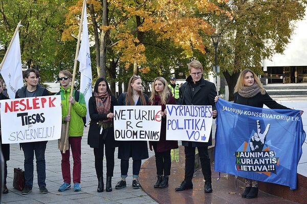 Митинг против ограничения доступа журналистов к данным Центра регистров - Sputnik Литва