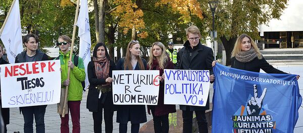 Митинг против ограничения доступа журналистов к данным Центра регистров - Sputnik Литва
