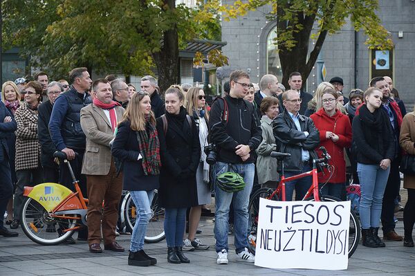 Митинг против ограничения доступа журналистов к данным Центра регистров - Sputnik Литва