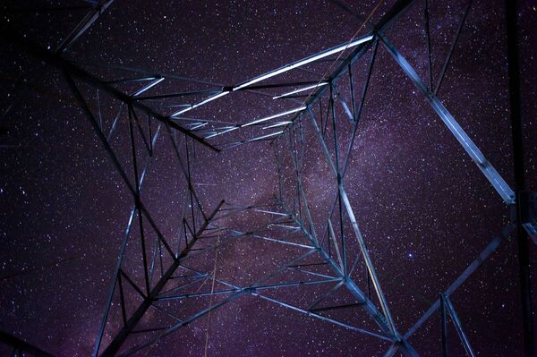 Млечный Путь на ночном небе, снятый сквозь конструкцию вышки связи, Мьянма - Sputnik Литва
