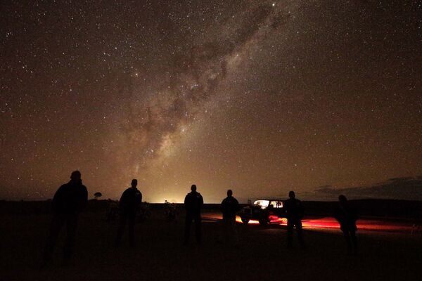 Туристы наблюдают Млечный Путь около Брокен-Хилла, Австралия - Sputnik Литва