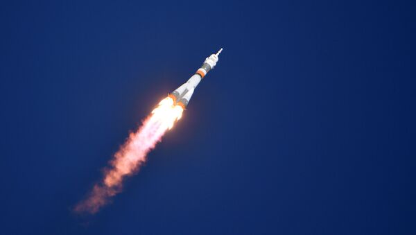 Старт ракеты-носителя Союз-ФГ с пилотируемым кораблем Союз МС-10 - Sputnik Lietuva