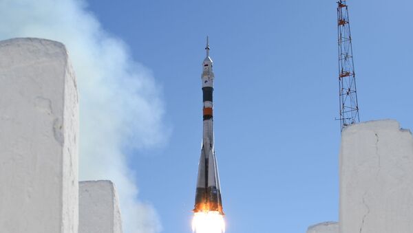 Старт ракеты-носителя Союз-ФГ с пилотируемым кораблем Союз МС-10 - Sputnik Lietuva