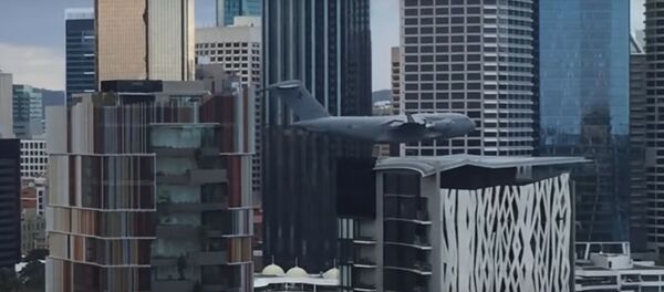 В Австралии самолет пролетел между зданиями - Sputnik Литва