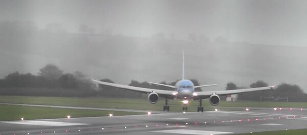 Лайнер в Бристоле совершил сложную посадку при боковом ветре - Sputnik Литва