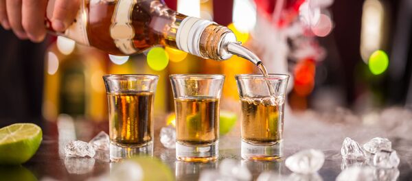 Алкоголь разливают из бутылки, архивное фото - Sputnik Литва