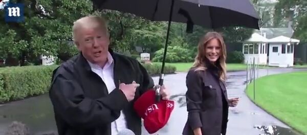 Президент США Дональд Трамп бросил жену под дождем - Sputnik Литва