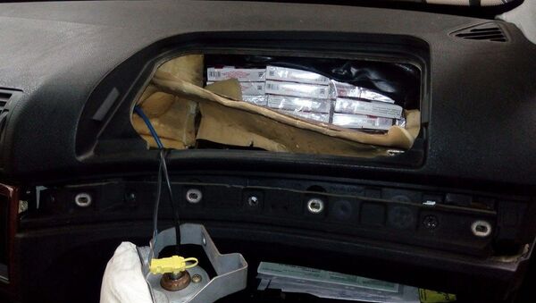Šalčininkietis kontrabandines cigaretes vežė trijose automobilio slėptuvėse  - Sputnik Lietuva
