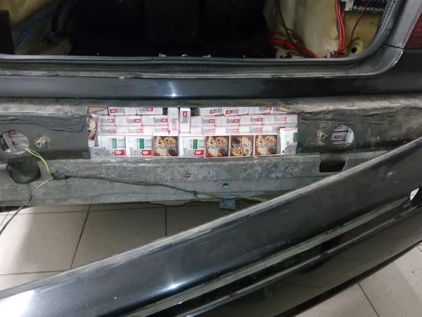 Šalčininkietis kontrabandines cigaretes vežė trijose automobilio slėptuvėse Šalčininkietis kontrabandines cigaretes vežė trijose automobilio slėptuvėse - Sputnik Lietuva