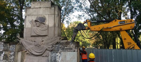 Памятник Благодарности Красной армии начали сносить в Варшаве Памятник Благодарности Красной армии начали сносить в Варшаве - Sputnik Lietuva