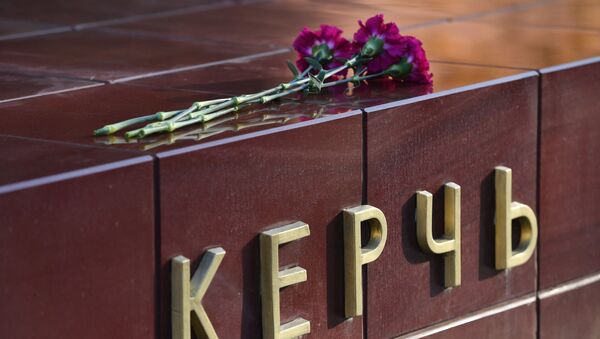 Цветы на памятнике городу-герою Керчи в Александровском саду в Москве, 17 октября 2018 года - Sputnik Lietuva