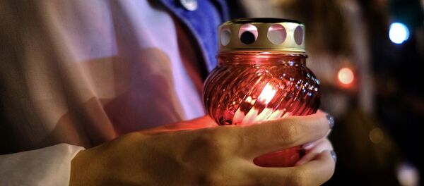 Лампадка в руках у женщины, архивное фото Лампадка в руках у женщины, архивное фото - Sputnik Lietuva