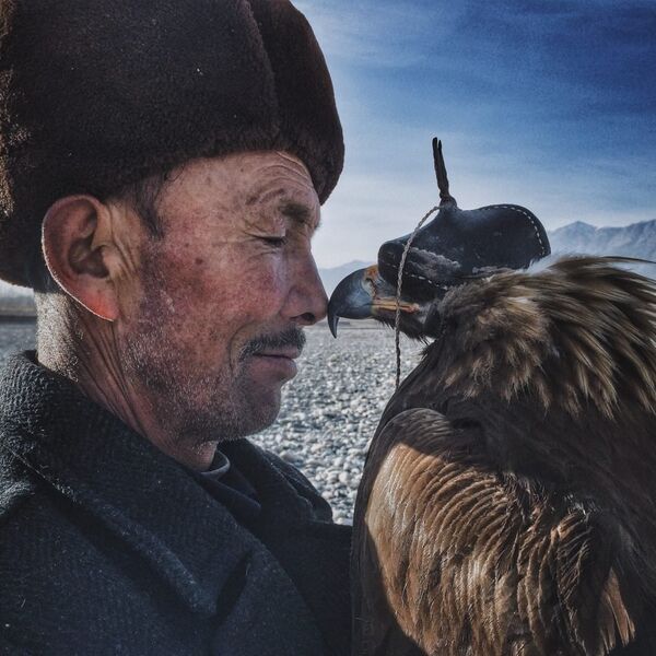 Снимок Человек и орел. Автор — Siyuan Niu из Синьцзян, Китай. Гран-при победитель в номинации Фотограф года - Sputnik Литва