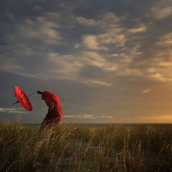Снимок Она изгибается на ветру. Автор — Robin Robertis из Карлсбада, штат Калифорния, США. Второе место в номинации Фотограф года - Sputnik Lietuva