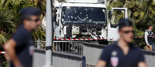 Изрешеченный пулями грузовик, на котором был совершен теракт в Ницце - Sputnik Литва