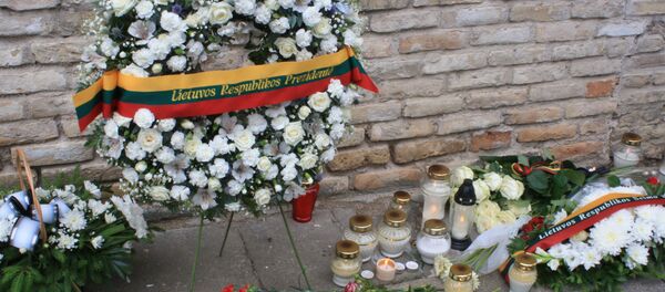 Венок у французского посольства в Литве от президент Дали Грибаускайте Венок у французского посольства в Литве от президент Дали Грибаускайте - Sputnik Lietuva