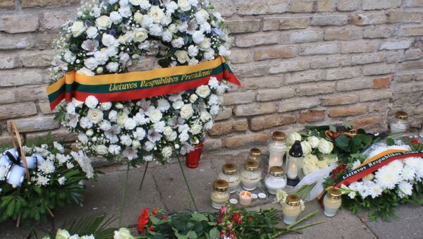 Венок у французского посольства в Литве от президент Дали Грибаускайте - Sputnik Lietuva