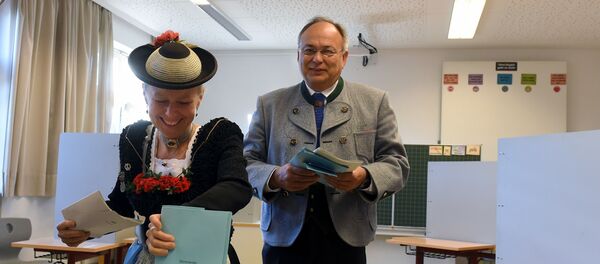 Местные жители Нойкирхен (Нижняя Бавария) голосуют на ренгиональных выборах, 14 октября 2018 года - Sputnik Литва