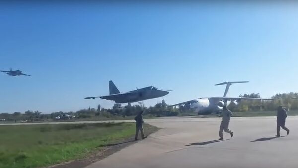 Полет украинских Су-25 на сверхмалой высоте попал на видео - Sputnik Литва