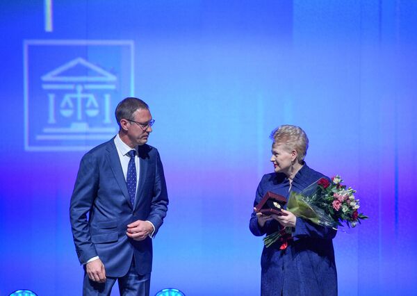 Lietuvos prezidentė gavo premiją už reformas teismų sistemoje Lietuvos prezidentė gavo premiją už reformas teismų sistemoje - Sputnik Lietuva