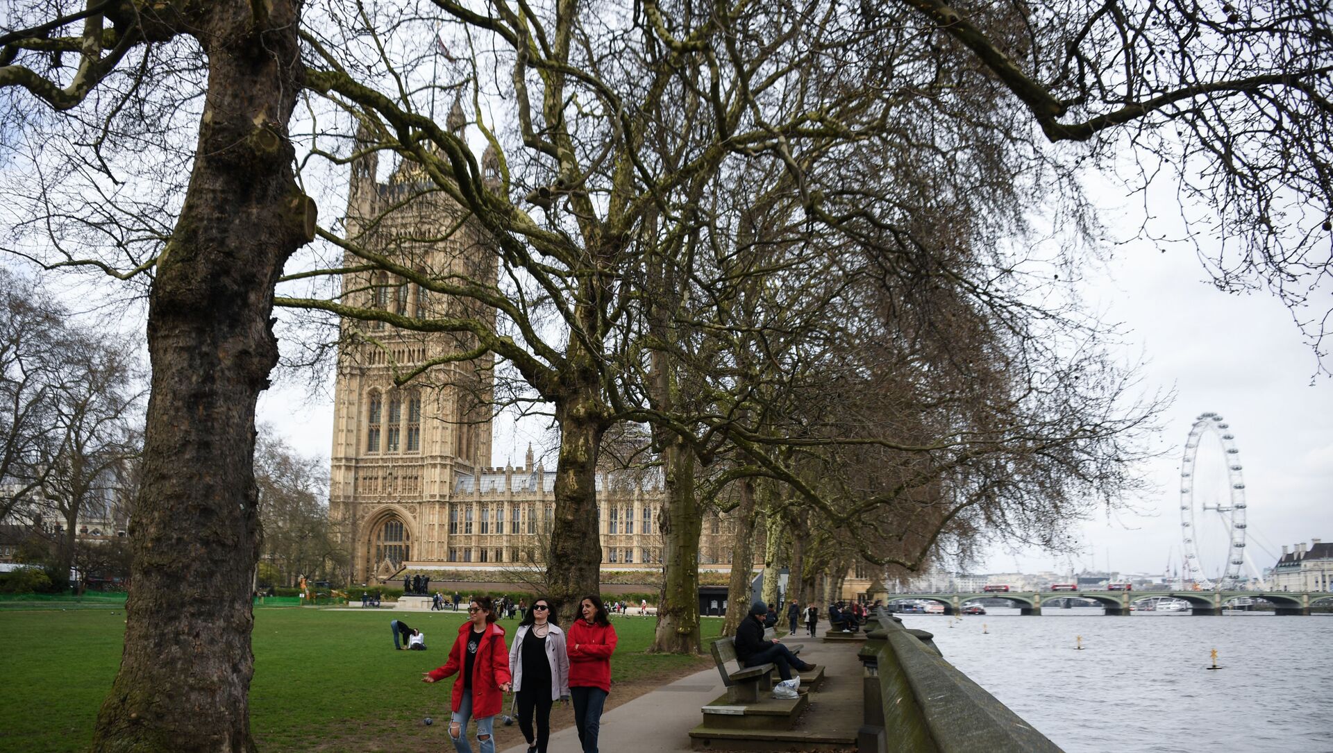 Парк у Вестминстерского дворца (парламента) в Лондоне. На дальнем плане: башня Виктории - Sputnik Lietuva, 1920, 15.03.2021