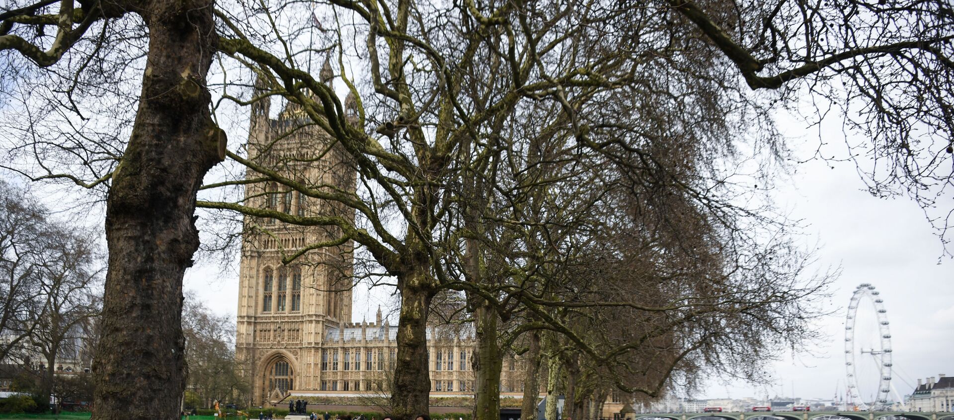 Парк у Вестминстерского дворца (парламента) в Лондоне. На дальнем плане: башня Виктории - Sputnik Lietuva, 1920, 15.03.2021
