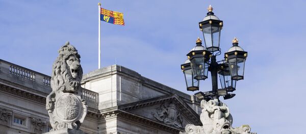 Флаг Виндзор на крыше Букингемского дворца в Лондоне - Sputnik Литва