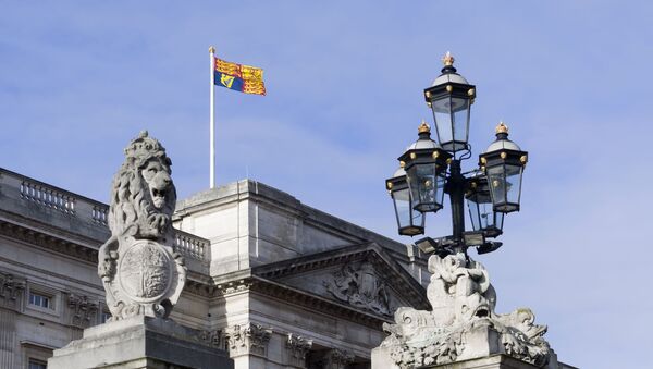 Флаг Виндзор на крыше Букингемского дворца в Лондоне - Sputnik Литва