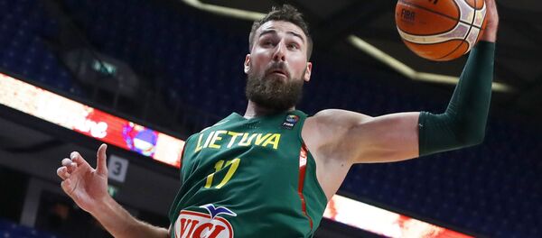 Литовский центровой Йонас Валанчюнас, архивное фото  - Sputnik Литва
