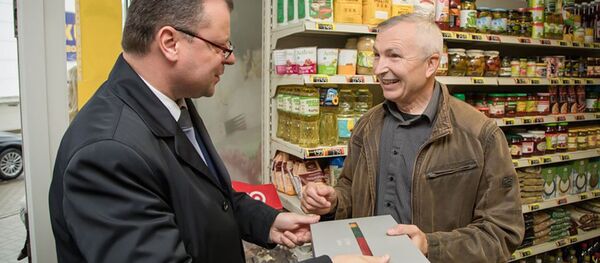 Премьер-министр Саулюс Сквернялис беседует с владельцем магазина Airo - Sputnik Литва