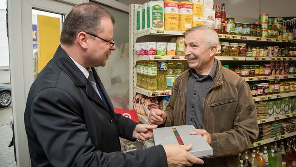 Премьер-министр Саулюс Сквернялис беседует с владельцем магазина Airo - Sputnik Литва