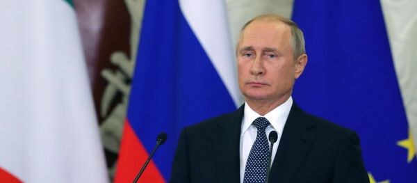 Президент РФ Владимир Путин во время совместной с премьер-министром Италии Джузеппе Конте пресс-конференции по итогам встречи Президент РФ Владимир Путин во время совместной с премьер-министром Италии Джузеппе Конте пресс-конференции по итогам встречи - Sputnik Литва