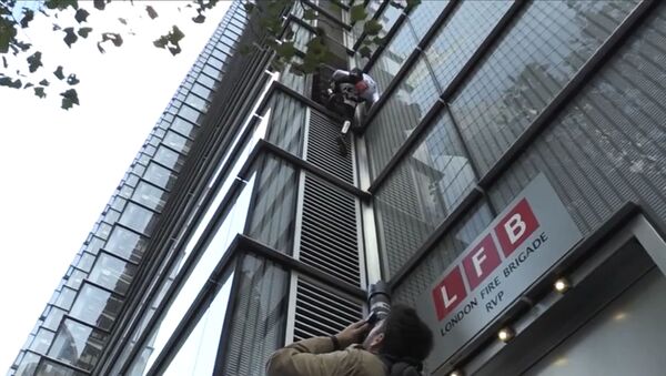 Французский человек-паук Ален Робертс поднимается на лондонскую Херон-Башню - Sputnik Литва