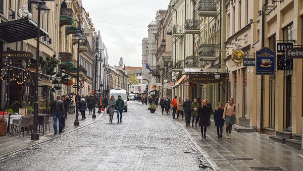 Вильнюс, улица Вильняус, октябрь, излюбленное место прогулок гостей столицы, архивное фото - Sputnik Литва