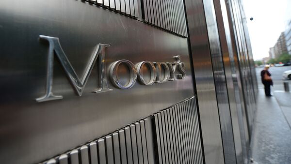 Логотип рейтиногового агентства Moody's на штаб-квартире в Нью-Йорке, архивное фото - Sputnik Литва