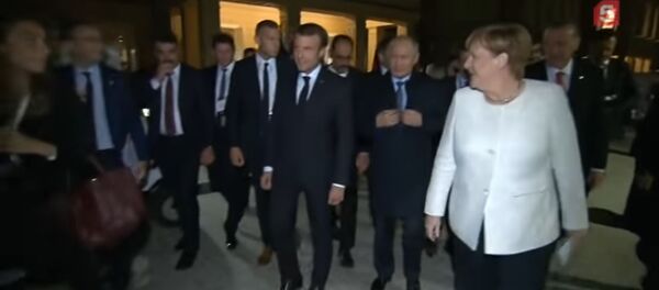 Сибирское пальто?: Меркель поинтересовалась в чем ходит Путин - Sputnik Литва