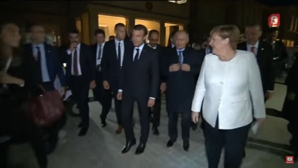 Сибирское пальто?: Меркель поинтересовалась в чем ходит Путин - Sputnik Литва