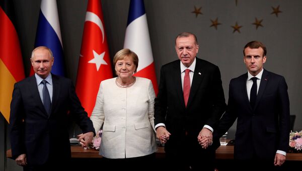 Vladimiras Putinas, Angela Merkel, Redžepas Tajipas Erdoganas ir Emanuelis Makronas susitikime Stambule  - Sputnik Lietuva