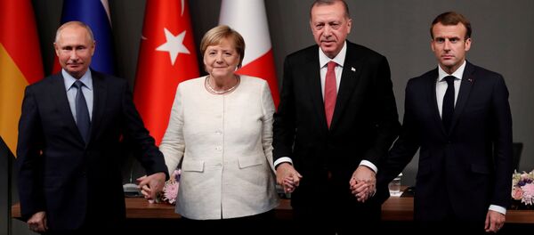 Владимир Путин, Ангела Меркель, Реджеп Эрдоган и Эммануэль Макрон на саммите в Стамбуле - Sputnik Литва