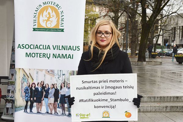 Акция в поддержку женщин, терпящих унижения и преследования в семьях - Sputnik Литва