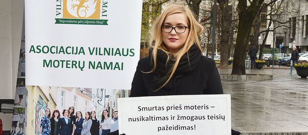 Акция в поддержку женщин, терпящих унижения и преследования в семьях - Sputnik Литва