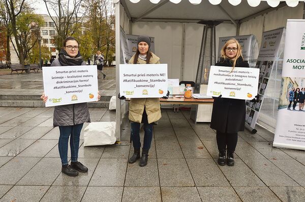 Акция в поддержку женщин, терпящих унижения и преследования в семьях - Sputnik Литва