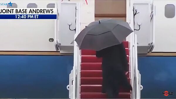 Трамп бросил непокорный зонт при входе в самолет - Sputnik Литва